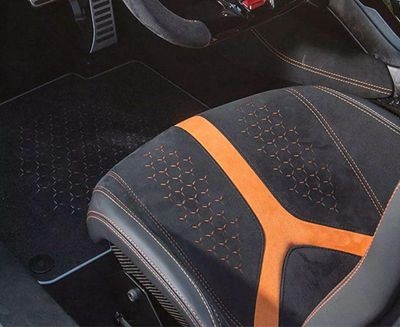 Benzersiz bir sürüş alanı yaratmak için otomotiv iç mekanlarını lazerle markalama
