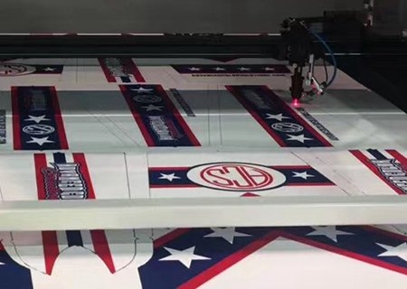 Tăierea textilelor imprimate prin sublimare cu vopsea cu tehnologie Vision Laser