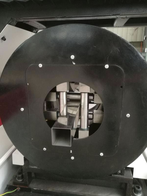 automatic chuck for tube clamping