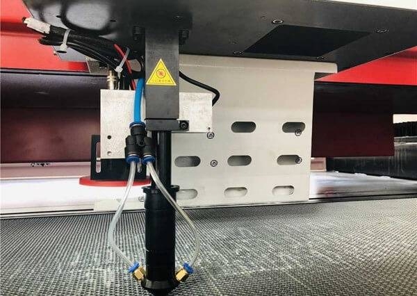 Goldenlaser's SuperLAB, multifunkční CO2 laserový stroj